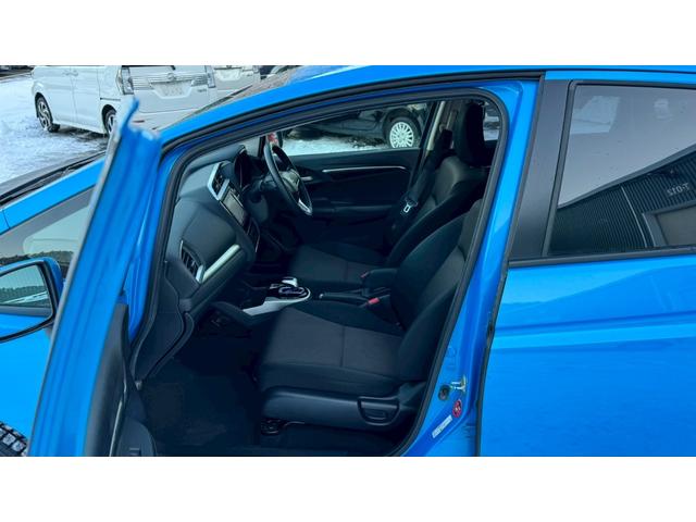 フィットハイブリッド Ｆパッケージ　４ＷＤ・エンジンスターター・ＥＴＣ・ドラレコ・純正ナビ・ＬＥＤドアミラーウィンカー・スマートキー（30枚目）