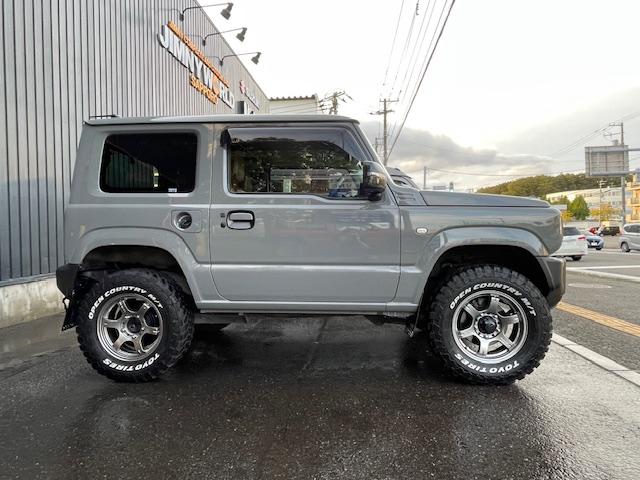 ジムニー XC 2インチリフトアップ(JAOS)/グラムライツ(レイズ)/オープンカントリーMT225(TOYO)/マッドフラップ(JAOS)/社外マフラー/シートカバー/(4枚目)