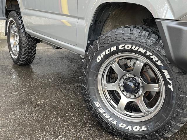 ジムニー XC 2インチリフトアップ(JAOS)/グラムライツ(レイズ)/オープンカントリーMT225(TOYO)/マッドフラップ(JAOS)/社外マフラー/シートカバー/(6枚目)