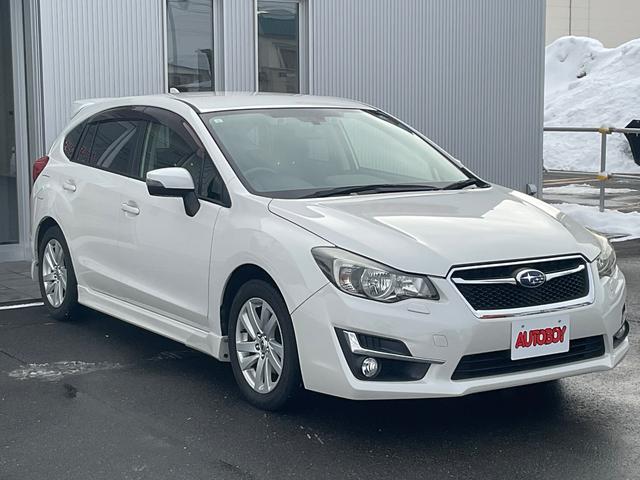 インプレッサスポーツ ２．０ｉアイサイト　プッシュスタート　スマートキー　ＫＥＮＷＯＯＤ製ナビＴＶ　Ｂｌｕｅｔｏｏｔｈ　バックカメラ　レーダークルーズコントロール　ＥＴＣ　ＨＩＤヘッドライト　リアスポイラー　エアロ（サイド・リア）（4枚目）