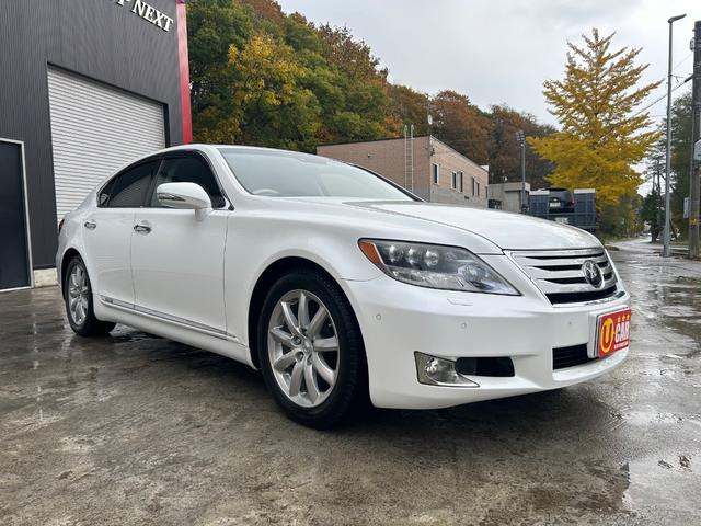 ＬＳ ＬＳ６００ｈ　バージョンＵ　Ｉパッケージ　４ＷＤ　サンルーフ　ホワイトレザーシート　エンジンスターター　パワートランク（3枚目）