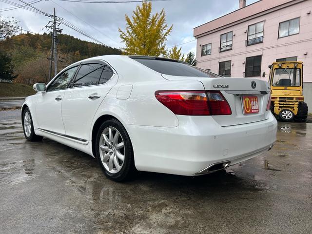ＬＳ ＬＳ６００ｈ　バージョンＵ　Ｉパッケージ　４ＷＤ　サンルーフ　ホワイトレザーシート　エンジンスターター　パワートランク（6枚目）