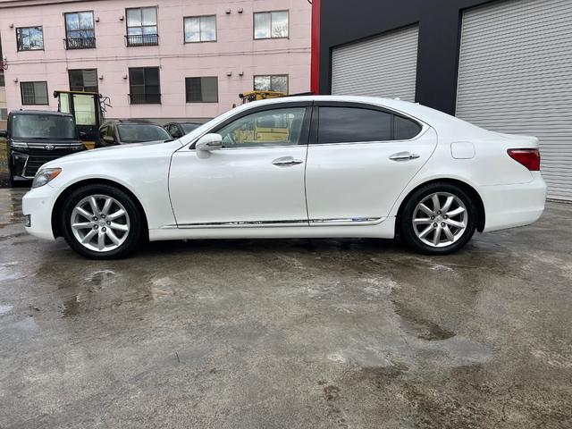ＬＳ ＬＳ６００ｈ　バージョンＵ　Ｉパッケージ　４ＷＤ　サンルーフ　ホワイトレザーシート　エンジンスターター　パワートランク（7枚目）