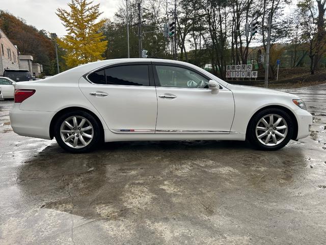 ＬＳ ＬＳ６００ｈ　バージョンＵ　Ｉパッケージ　４ＷＤ　サンルーフ　ホワイトレザーシート　エンジンスターター　パワートランク（8枚目）
