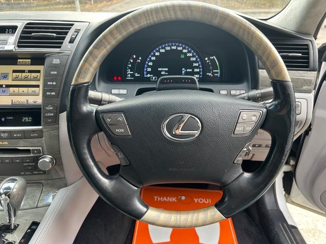 ＬＳ ＬＳ６００ｈ　バージョンＵ　Ｉパッケージ　４ＷＤ　サンルーフ　ホワイトレザーシート　エンジンスターター　パワートランク（11枚目）
