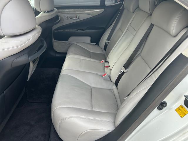 ＬＳ ＬＳ６００ｈ　バージョンＵ　Ｉパッケージ　４ＷＤ　サンルーフ　ホワイトレザーシート　エンジンスターター　パワートランク（16枚目）