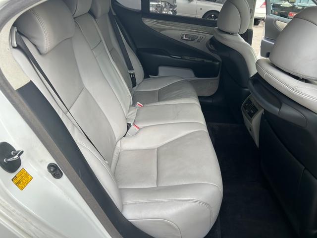 ＬＳ ＬＳ６００ｈ　バージョンＵ　Ｉパッケージ　４ＷＤ　サンルーフ　ホワイトレザーシート　エンジンスターター　パワートランク（17枚目）