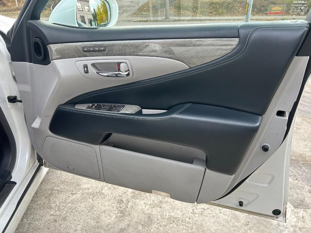 ＬＳ ＬＳ６００ｈ　バージョンＵ　Ｉパッケージ　４ＷＤ　サンルーフ　ホワイトレザーシート　エンジンスターター　パワートランク（19枚目）