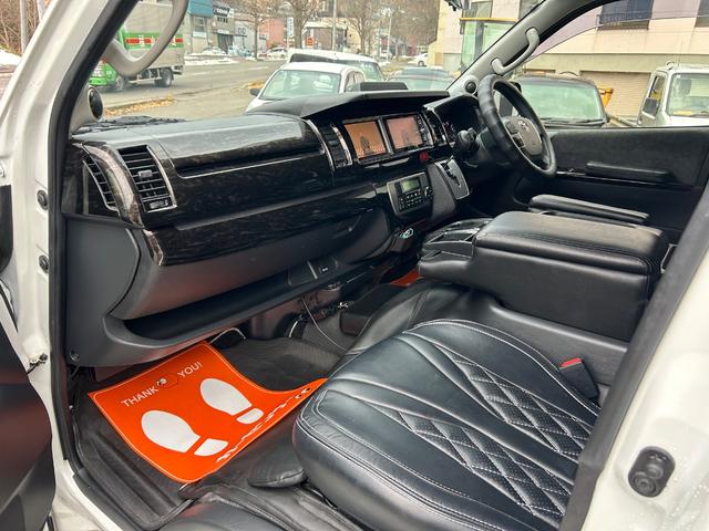 ハイエースワゴン ＧＬ　ファインテックツアラー　４ＷＤ　両側パワースライドドア　社外ナビ　ＴＶ　Ｂカメラ　フリップダウンモニター　フロントスポイラー　社外ＬＥＤテールランプ　シートカバー（13枚目）