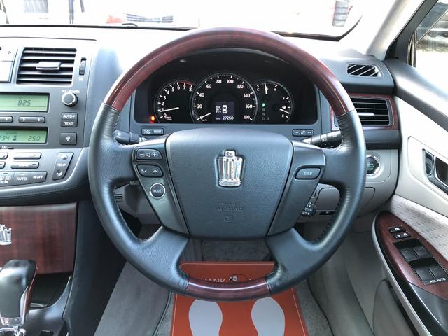 クラウン ロイヤルサルーンｉ－Ｆｏｕｒ　寒冷地仕様　パワーシート　プッシュスタート　スマートキー　トランクイージークローザー　ＨＩＤ　パワーシート　キーレス　盗難防止システム　衝突安全ボディ　ＡＢＳ　ＥＳＣ（8枚目）