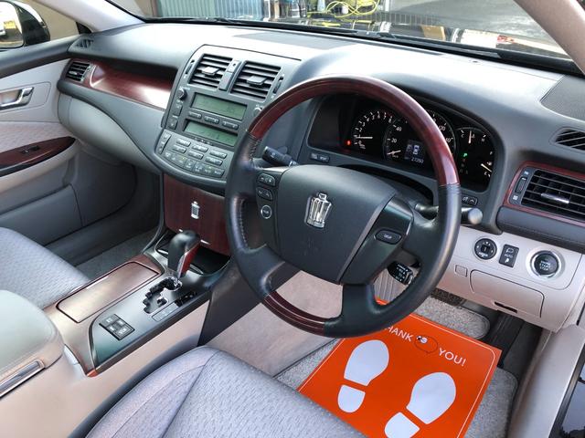 クラウン ロイヤルサルーンｉ－Ｆｏｕｒ　寒冷地仕様　パワーシート　プッシュスタート　スマートキー　トランクイージークローザー　ＨＩＤ　パワーシート　キーレス　盗難防止システム　衝突安全ボディ　ＡＢＳ　ＥＳＣ（17枚目）