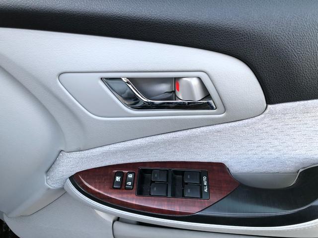 クラウン ロイヤルサルーンｉ－Ｆｏｕｒ　寒冷地仕様　パワーシート　プッシュスタート　スマートキー　トランクイージークローザー　ＨＩＤ　パワーシート　キーレス　盗難防止システム　衝突安全ボディ　ＡＢＳ　ＥＳＣ（20枚目）