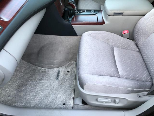 クラウン ロイヤルサルーンｉ－Ｆｏｕｒ　寒冷地仕様　パワーシート　プッシュスタート　スマートキー　トランクイージークローザー　ＨＩＤ　パワーシート　キーレス　盗難防止システム　衝突安全ボディ　ＡＢＳ　ＥＳＣ（23枚目）