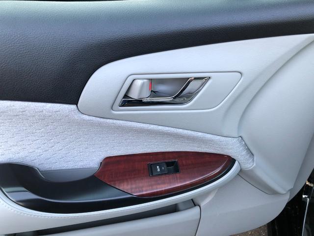 クラウン ロイヤルサルーンｉ－Ｆｏｕｒ　寒冷地仕様　パワーシート　プッシュスタート　スマートキー　トランクイージークローザー　ＨＩＤ　パワーシート　キーレス　盗難防止システム　衝突安全ボディ　ＡＢＳ　ＥＳＣ（24枚目）