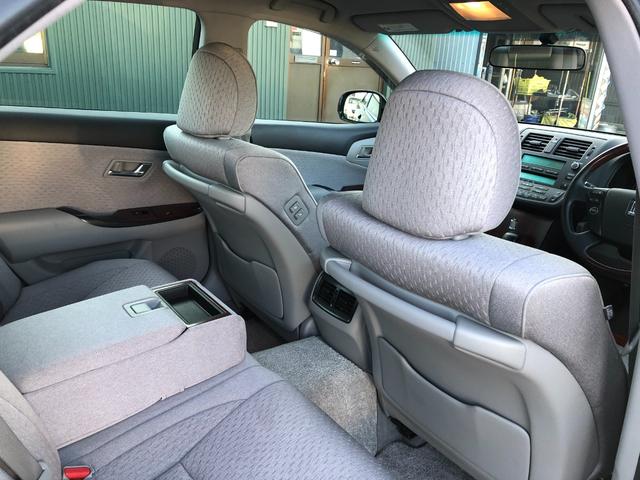 クラウン ロイヤルサルーンｉ－Ｆｏｕｒ　寒冷地仕様　パワーシート　プッシュスタート　スマートキー　トランクイージークローザー　ＨＩＤ　パワーシート　キーレス　盗難防止システム　衝突安全ボディ　ＡＢＳ　ＥＳＣ（29枚目）