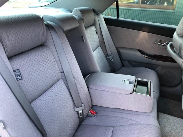 クラウン ロイヤルサルーンｉ－Ｆｏｕｒ　寒冷地仕様　パワーシート　プッシュスタート　スマートキー　トランクイージークローザー　ＨＩＤ　パワーシート　キーレス　盗難防止システム　衝突安全ボディ　ＡＢＳ　ＥＳＣ（30枚目）