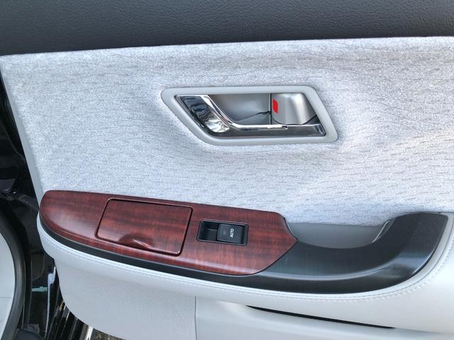 クラウン ロイヤルサルーンｉ－Ｆｏｕｒ　寒冷地仕様　パワーシート　プッシュスタート　スマートキー　トランクイージークローザー　ＨＩＤ　パワーシート　キーレス　盗難防止システム　衝突安全ボディ　ＡＢＳ　ＥＳＣ（32枚目）