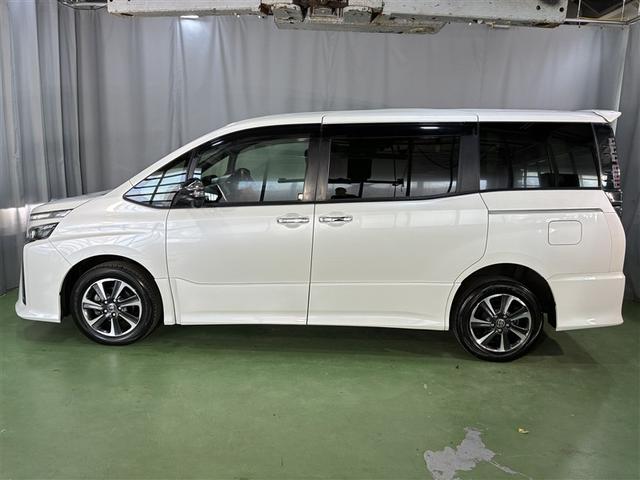 ヴォクシー ＺＳ　煌ＩＩ　４ＷＤ　フルセグ　メモリーナビ　ＤＶＤ再生　バックカメラ　衝突被害軽減システム　ＥＴＣ　両側電動スライド　ＬＥＤヘッドランプ　乗車定員７人　３列シート　ワンオーナー　アイドリングストップ（4枚目）