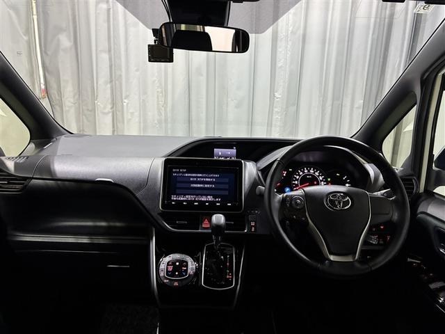 ヴォクシー ＺＳ　煌ＩＩ　４ＷＤ　フルセグ　メモリーナビ　ＤＶＤ再生　バックカメラ　衝突被害軽減システム　ＥＴＣ　両側電動スライド　ＬＥＤヘッドランプ　乗車定員７人　３列シート　ワンオーナー　アイドリングストップ（10枚目）