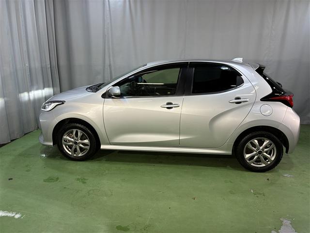 ヤリス ハイブリッドＺ　４ＷＤ　ＤＶＤ再生　バックカメラ　衝突被害軽減システム　ＥＴＣ　ドラレコ　ＬＥＤヘッドランプ　ワンオーナー（4枚目）