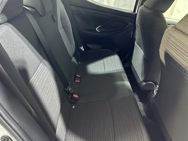 ヤリス ハイブリッドＺ　４ＷＤ　ＤＶＤ再生　バックカメラ　衝突被害軽減システム　ＥＴＣ　ドラレコ　ＬＥＤヘッドランプ　ワンオーナー（6枚目）