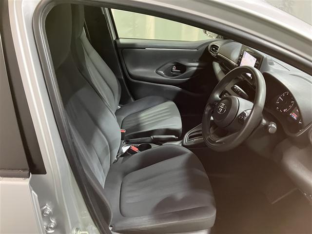 ヤリス Ｘ　４ＷＤ　メモリーナビ　バックカメラ　衝突被害軽減システム　ＥＴＣ（6枚目）