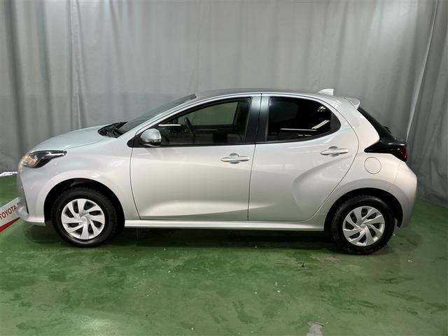 ヤリス Ｘ　４ＷＤ　メモリーナビ　ミュージックプレイヤー接続可　バックカメラ　衝突被害軽減システム　ＥＴＣ（3枚目）