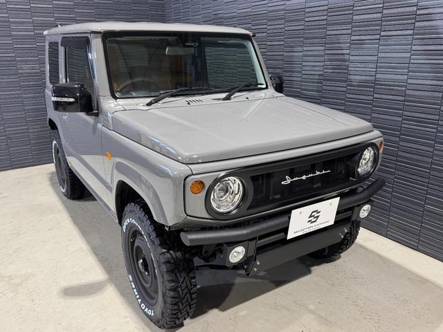 ジムニー ＸＣ　登録済未使用車　新品クラッツィオヴィンテージシートカバー　新品パイプＦ／Ｒバンパー　新品小型テールランプ　新品ナンバー移設キット　新品ホイールアピオワイルドボアＳＲ　新品タイヤトーヨーＲ／Ｔ（2枚目）