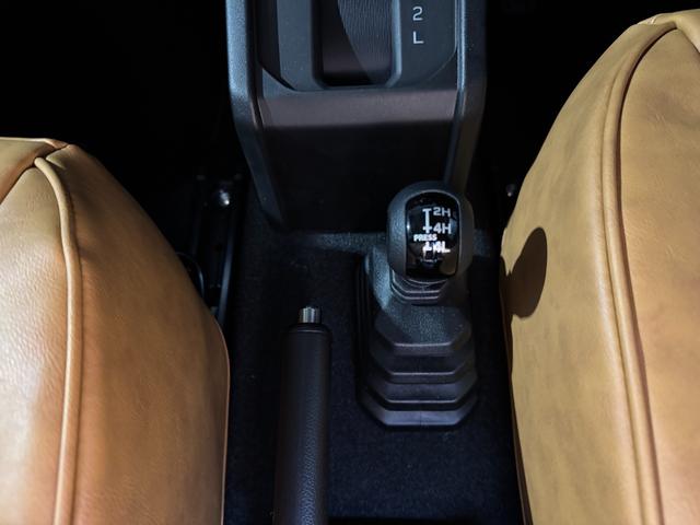 ジムニー ＸＣ　登録済未使用車　新品クラッツィオヴィンテージシートカバー　新品パイプＦ／Ｒバンパー　新品小型テールランプ　新品ナンバー移設キット　新品ホイールアピオワイルドボアＳＲ　新品タイヤトーヨーＲ／Ｔ（41枚目）