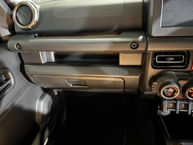 ジムニー ＸＣ　登録済未使用車　新品クラッツィオヴィンテージシートカバー　新品パイプＦ／Ｒバンパー　新品小型テールランプ　新品ナンバー移設キット　新品ホイールアピオワイルドボアＳＲ　新品タイヤトーヨーＲ／Ｔ（61枚目）