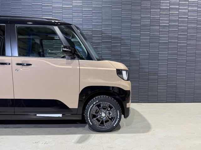 デリカミニ Ｔ　プレミアム　ブラックエンブレムセット　トーヨーＲ／Ｔタイヤ　ルーフレール　寒冷地プラスパッケージ（ＬＥＤリアフォグランプ・フロントワイパーデアイサー・スタートアップヒーター）　２トーンカラー　サンプルカー（6枚目）