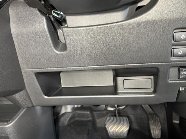 デリカミニ Ｔ　プレミアム　ブラックエンブレムセット　トーヨーＲ／Ｔタイヤ　ルーフレール　寒冷地プラスパッケージ（ＬＥＤリアフォグランプ・フロントワイパーデアイサー・スタートアップヒーター）　２トーンカラー　サンプルカー（30枚目）