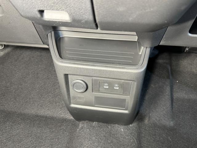 デリカミニ Ｔ　プレミアム　ブラックエンブレムセット　トーヨーＲ／Ｔタイヤ　ルーフレール　寒冷地プラスパッケージ（ＬＥＤリアフォグランプ・フロントワイパーデアイサー・スタートアップヒーター）　２トーンカラー　サンプルカー（43枚目）