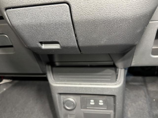 デリカミニ Ｔ　プレミアム　ブラックエンブレムセット　トーヨーＲ／Ｔタイヤ　ルーフレール　寒冷地プラスパッケージ（ＬＥＤリアフォグランプ・フロントワイパーデアイサー・スタートアップヒーター）　２トーンカラー　サンプルカー（44枚目）