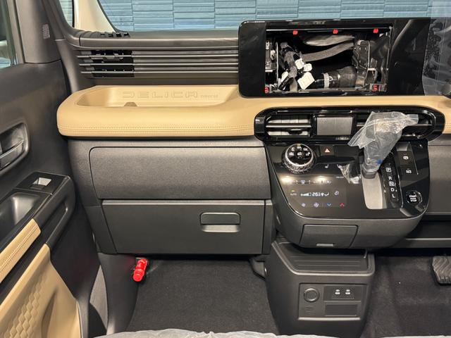 デリカミニ Ｔ　プレミアム　ブラックエンブレムセット　トーヨーＲ／Ｔタイヤ　ルーフレール　寒冷地プラスパッケージ（ＬＥＤリアフォグランプ・フロントワイパーデアイサー・スタートアップヒーター）　２トーンカラー　サンプルカー（45枚目）