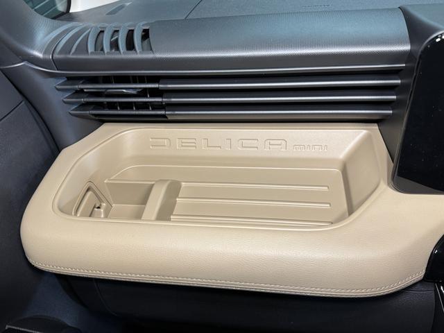 デリカミニ Ｔ　プレミアム　ブラックエンブレムセット　トーヨーＲ／Ｔタイヤ　ルーフレール　寒冷地プラスパッケージ（ＬＥＤリアフォグランプ・フロントワイパーデアイサー・スタートアップヒーター）　２トーンカラー　サンプルカー（46枚目）