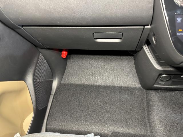 デリカミニ Ｔ　プレミアム　ブラックエンブレムセット　トーヨーＲ／Ｔタイヤ　ルーフレール　寒冷地プラスパッケージ（ＬＥＤリアフォグランプ・フロントワイパーデアイサー・スタートアップヒーター）　２トーンカラー　サンプルカー（48枚目）