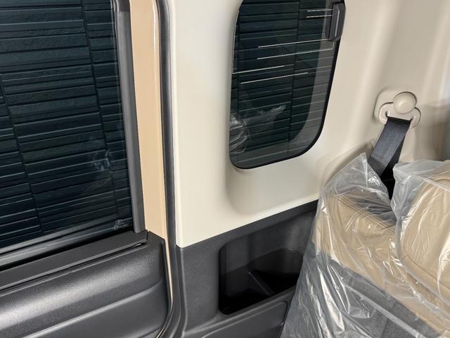 デリカミニ Ｔ　プレミアム　ブラックエンブレムセット　トーヨーＲ／Ｔタイヤ　ルーフレール　寒冷地プラスパッケージ（ＬＥＤリアフォグランプ・フロントワイパーデアイサー・スタートアップヒーター）　２トーンカラー　サンプルカー（57枚目）