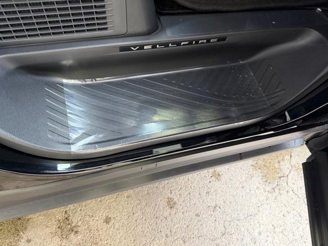 ヴェルファイアハイブリッド Z プレミア 寒冷地仕様 ムーンルーフ フリップダウンモニタ デジタルインナーミラー 電動サンシェード ヘッドアップディスプレイ パノラミックビュー全方位モニタ アドバンスドパークリモート機能付き ブラインドモニタ(34枚目)