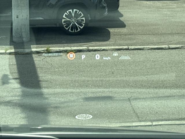 ヴェルファイアハイブリッド Z プレミア 寒冷地仕様 ムーンルーフ フリップダウンモニタ デジタルインナーミラー 電動サンシェード ヘッドアップディスプレイ パノラミックビュー全方位モニタ アドバンスドパークリモート機能付き ブラインドモニタ(39枚目)