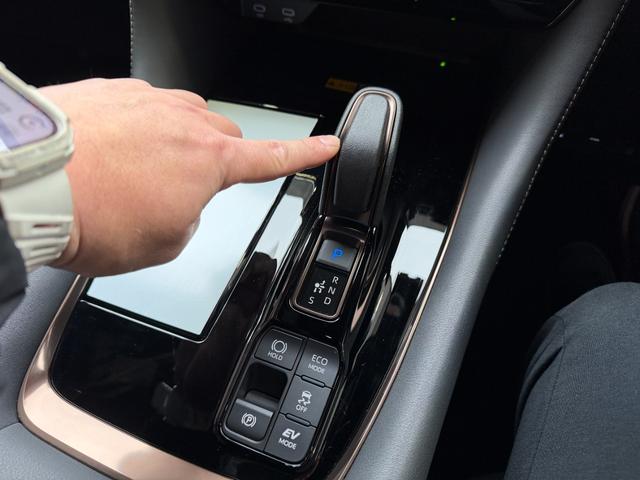 ヴェルファイアハイブリッド Z プレミア 寒冷地仕様 ムーンルーフ フリップダウンモニタ デジタルインナーミラー 電動サンシェード ヘッドアップディスプレイ パノラミックビュー全方位モニタ アドバンスドパークリモート機能付き ブラインドモニタ(50枚目)