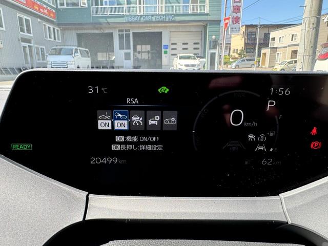 ���[�h�T�C���A�V�X�g�@�O���J�����܂��̓i�r�Q�[�V�����V�X�e���i�����擾�����ꍇ�j���g���ē���̓��H�W����M���Ȃǂ�F�����A�f�B�X�v���C�\����u�U�[�ŉ^�]�҂ɂ��m�点���܂��B