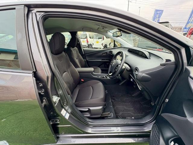 プリウス ＳセーフティプラスＩＩ　４ＷＤ　レンタアップ　ＢＳＭ　禁煙　後期型　ナビ機能付きディスプレイオーディオ　Ｂｌｕｅｔｏｏｔｈ　バックカメラ　ＥＴＣ２．０　レーダークルコン　クリアランスソナー　ＬＥＤヘッドライト　フォグ　オートハイビーム　純正アルミ（12枚目）