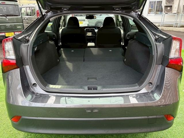 プリウス ＳセーフティプラスＩＩ　４ＷＤ　レンタアップ　ＢＳＭ　禁煙　後期型　ナビ機能付きディスプレイオーディオ　Ｂｌｕｅｔｏｏｔｈ　バックカメラ　ＥＴＣ２．０　レーダークルコン　クリアランスソナー　ＬＥＤヘッドライト　フォグ　オートハイビーム　純正アルミ（16枚目）