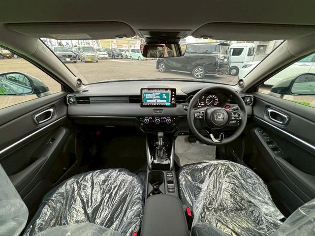 ヴェゼル ｅ：ＨＥＶ　Ｚ　届出済未使用車　４ＷＤ　純正９インチディスプレイ　Ｂｌｕｅｔｏｏｔｈ　アラウンドビューモニター　寒冷地仕様　パワーバックドア　ブラインドスポットモニター　クルコン　レーンアシスト　クリアランスソナー（3枚目）