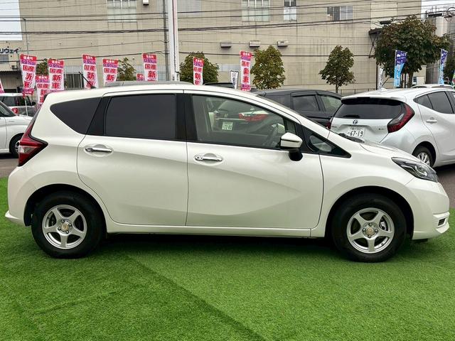 ノート Ｘ　ＦＯＵＲ　パートタイム４ＷＤ　社外フルセグナビ　バックカメラ　Ｂｌｕｅｔｏｏｔｈ　衝突軽減防止　横滑り防止　レーンアシスト　電動格納ミラー　ミラーウインカー　スペアキー　ＣＤ・ＤＶＤ再生　社外ホイール　禁煙車（6枚目）