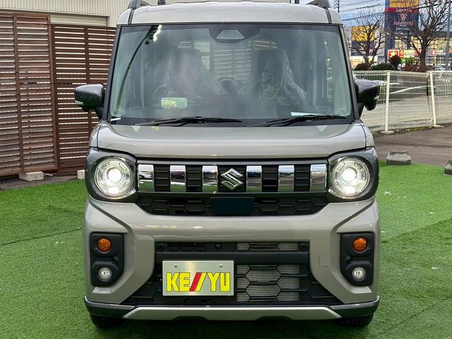 スペーシアギア ハイブリッドXZ ターボ 4WD 登録済未使用車 ディスプレイオーディオ フルセグTV ルーフレール 両側自動ドア アラウンドビュー BT 衝突軽減 コーナーセンサー レーンアシスト シート・ハンドルヒーター 保証書 スペアキ(4枚目)