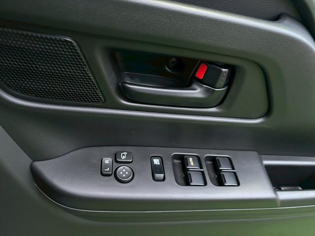 スペーシアギア ハイブリッドXZ ターボ 4WD 登録済未使用車 ディスプレイオーディオ フルセグTV ルーフレール 両側自動ドア アラウンドビュー BT 衝突軽減 コーナーセンサー レーンアシスト シート・ハンドルヒーター 保証書 スペアキ(33枚目)