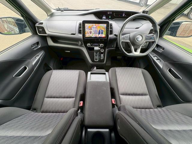 セレナ ハイウェイスターV 4WD 純正10インチフルセグナビ 純正エンジンスターター 電動自動ハンズフリースライドア アラウンドビュー Bluetooth 衝突軽減 パークアシスト ブラインドスポットモニター シートヒーター(3枚目)