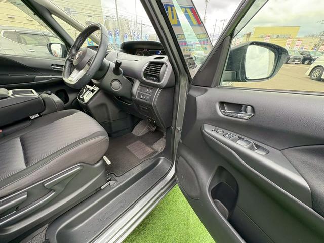 セレナ ハイウェイスターV 4WD 純正10インチフルセグナビ 純正エンジンスターター 電動自動ハンズフリースライドア アラウンドビュー Bluetooth 衝突軽減 パークアシスト ブラインドスポットモニター シートヒーター(11枚目)